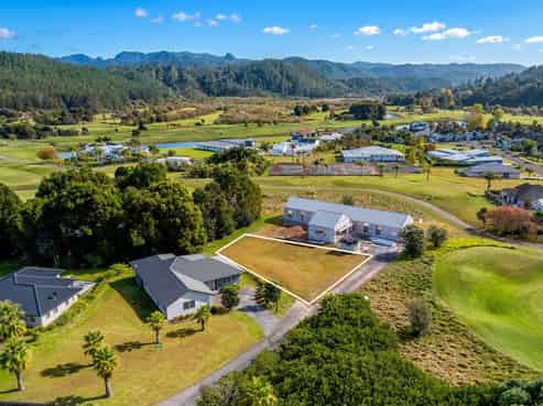 62 Pinehurst Drive, Hikuai