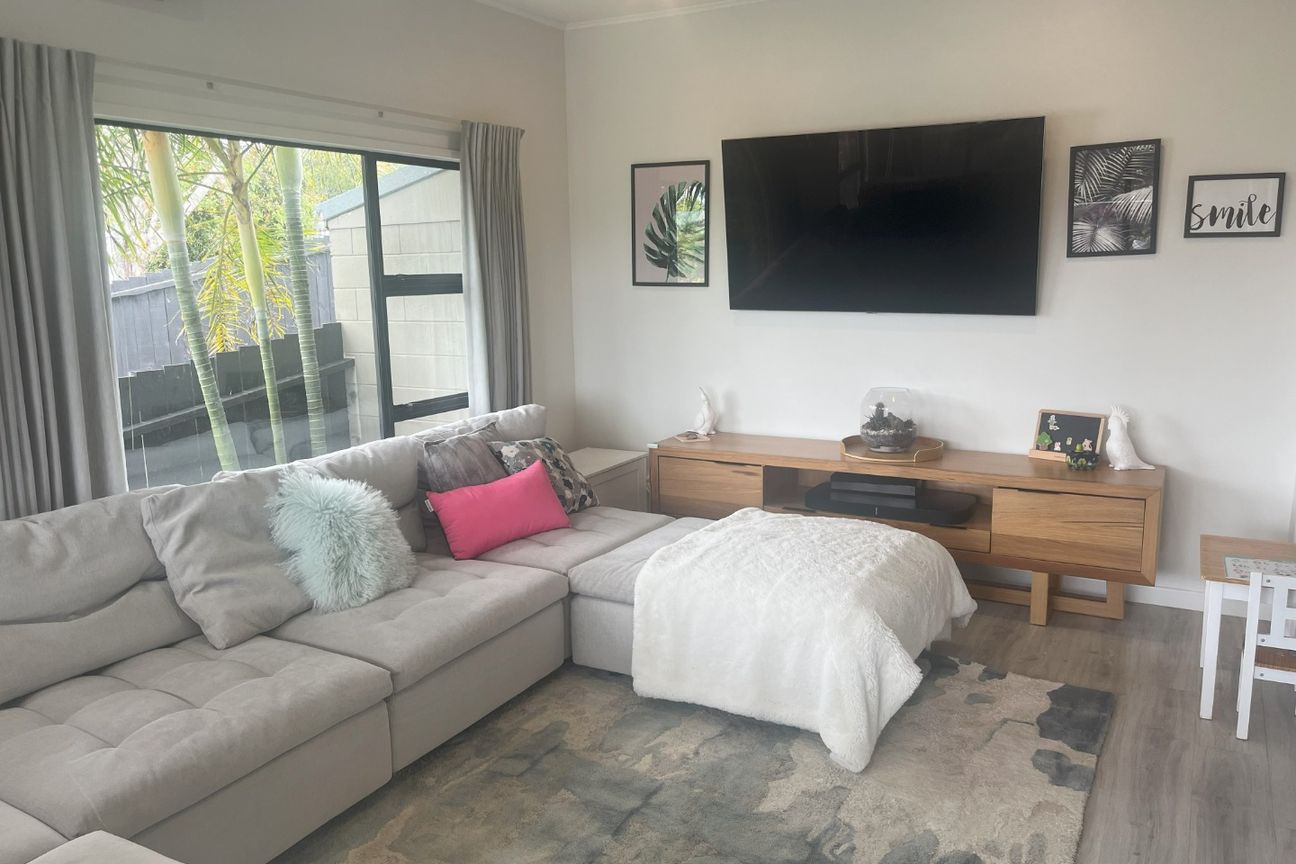 Spacious Two-Level Home - Widok 5