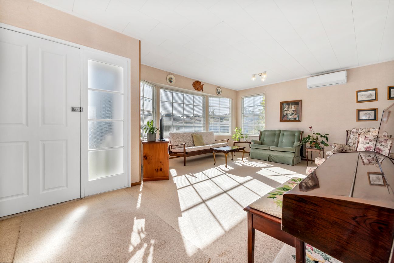 Stunning Solid Family Home with Potential - Widok 5