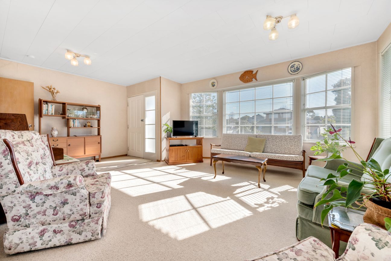 Stunning Solid Family Home with Potential - Widok 4