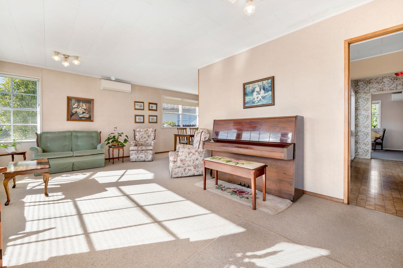 Stunning Solid Family Home with Potential - Widok 6
