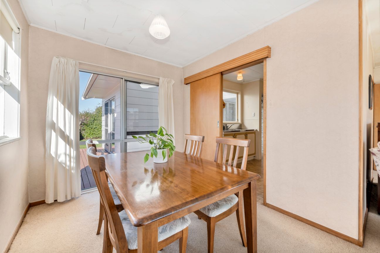 Stunning Solid Family Home with Potential - Więcej