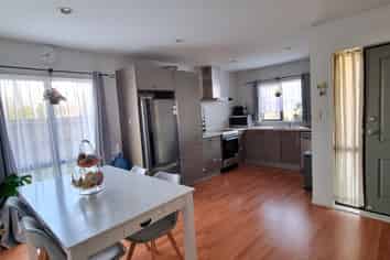 96 Mcleod Rd, Te Atatu South