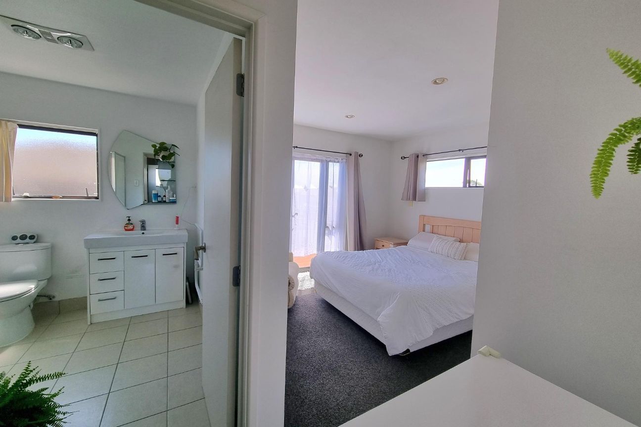 4 Bedrooms in Te Atatu South - Więcej