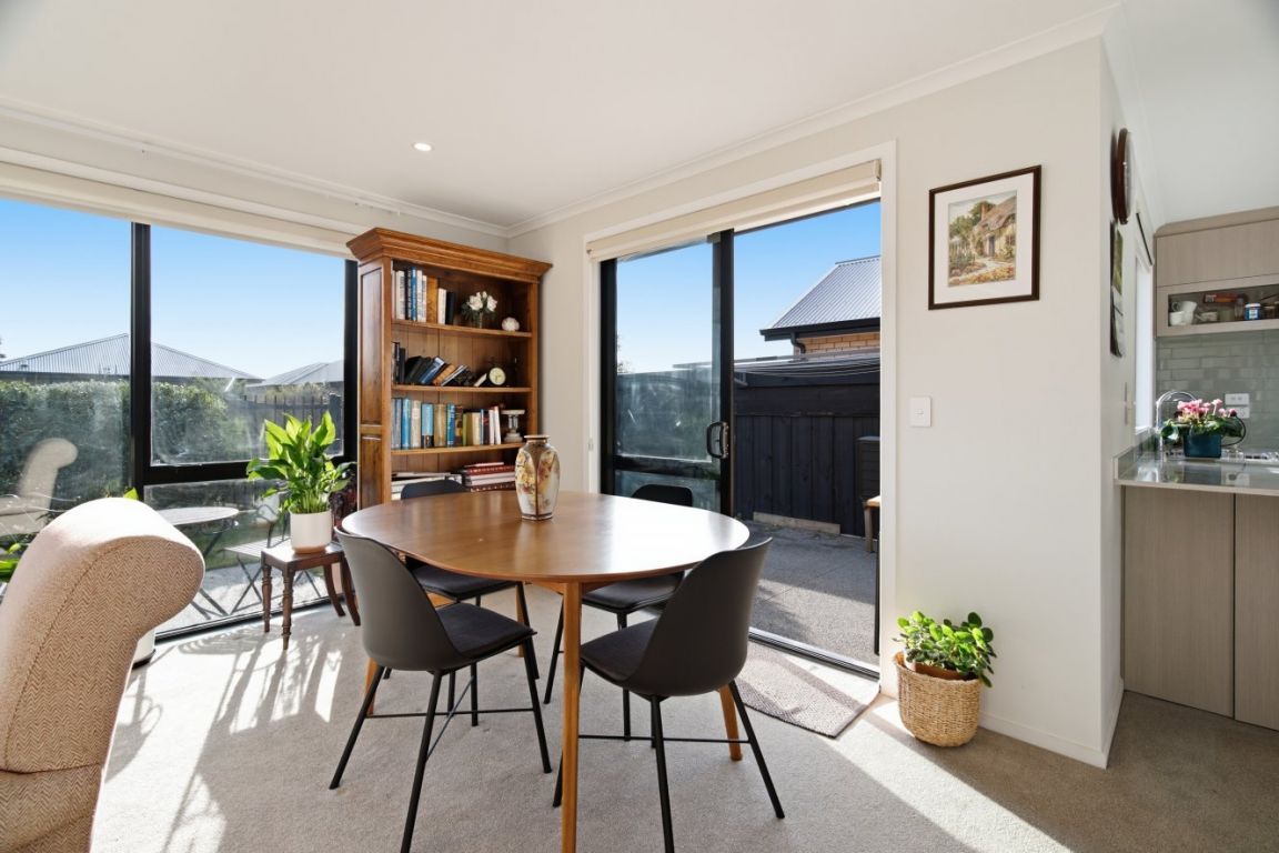 Quintessential Kiwi Comfort at 1 Valour Lane - Altro