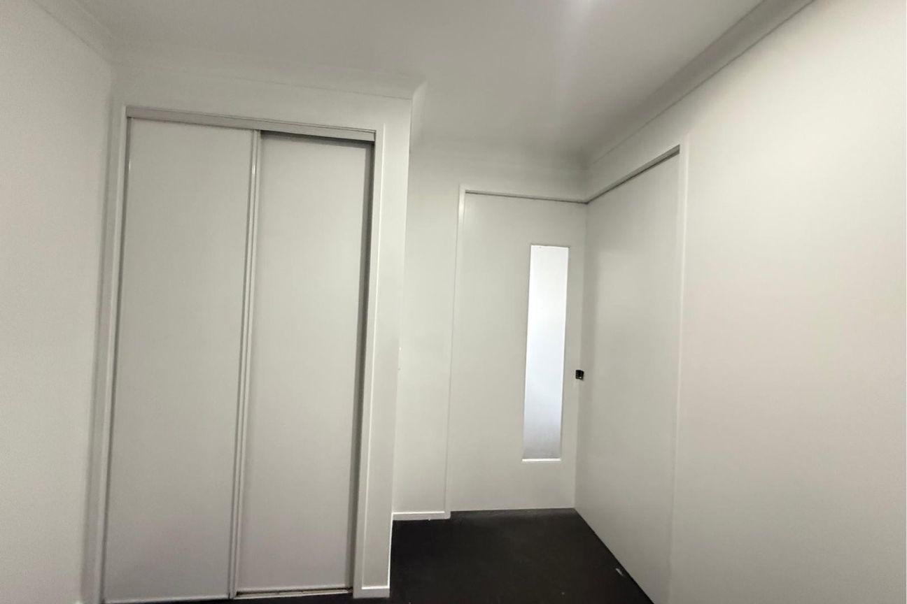 Two bedroom apartment with carpark.  Repainted and recarpeted. - Widok 4