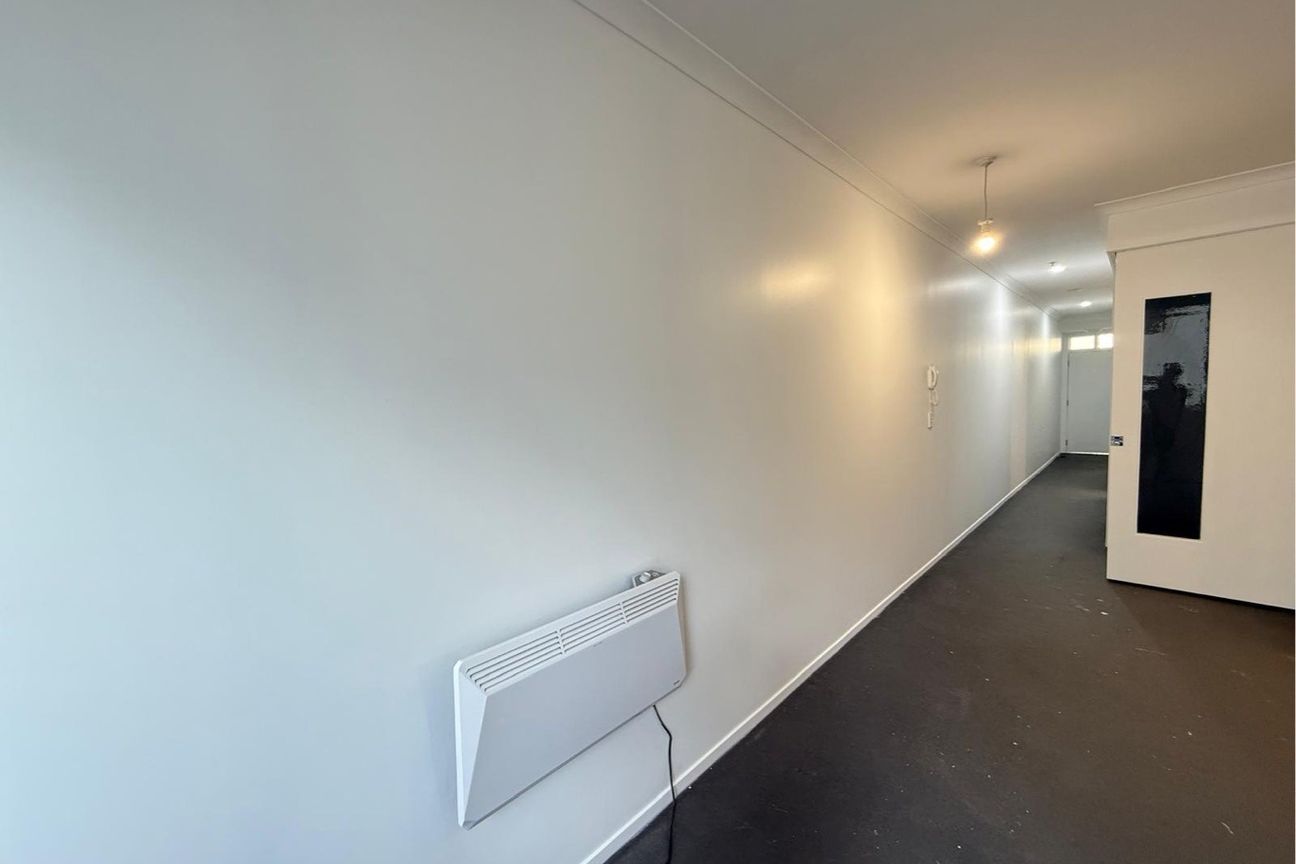 Two bedroom apartment with carpark.  Repainted and recarpeted. - Widok 5