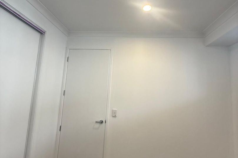 Two bedroom apartment with carpark.  Repainted and recarpeted. - Widok 3