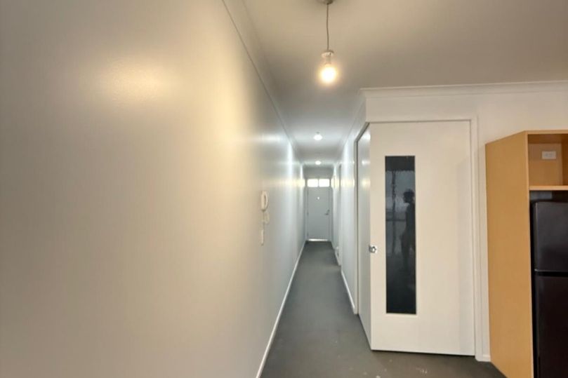 Two bedroom apartment with carpark.  Repainted and recarpeted. - Widok 6