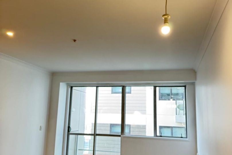 Two bedroom apartment with carpark.  Repainted and recarpeted. - Widok 2