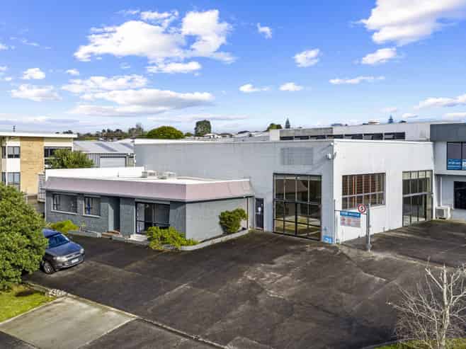 Road front industrial unit - Glendene location