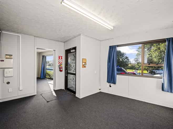 Road front industrial unit - Glendene location
