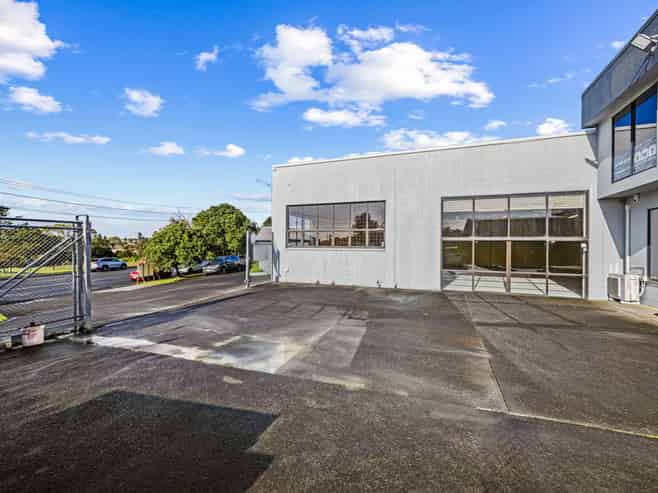 Road front industrial unit - Glendene location