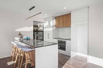 1 Woodford Avenue, Woodend