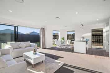 1 Woodford Avenue, Woodend