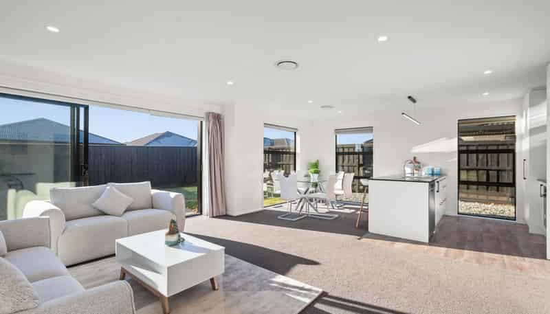 1 Woodford Avenue, Woodend