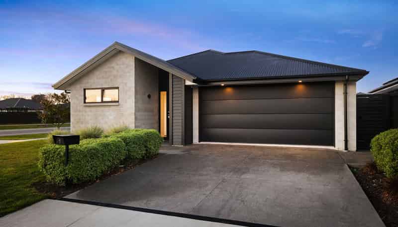 1 Woodford Avenue, Woodend