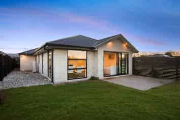 1 Woodford Avenue, Woodend
