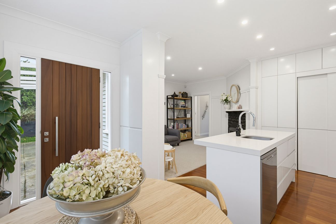 SINGLE LEVEL CHARM, MODERN COMFORT & STUDIO - Fler