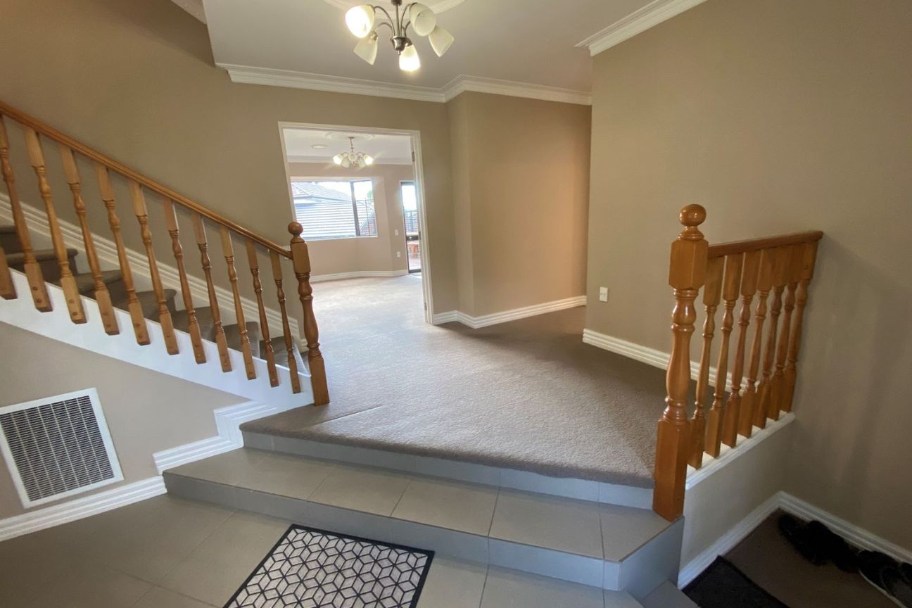 The Oversized Executive Home! – pohled 2