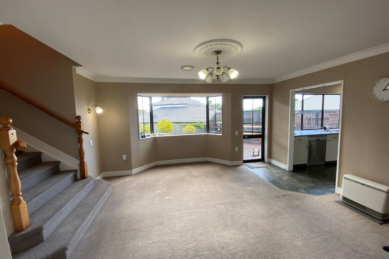 The Oversized Executive Home! – pohled 3