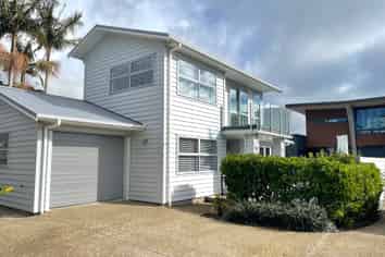 8B Beach Road, Manly