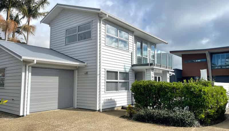 8B Beach Road, Manly