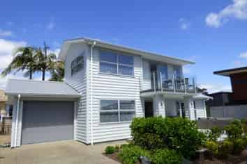 8B Beach Road, Manly