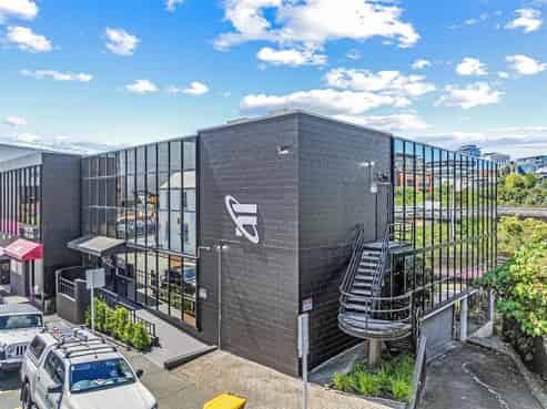 Modern Newly Refurbished Offices Next To The CRL