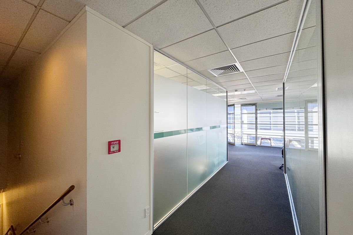 Leslie Hills Office/Ticks All Boxes - Altro