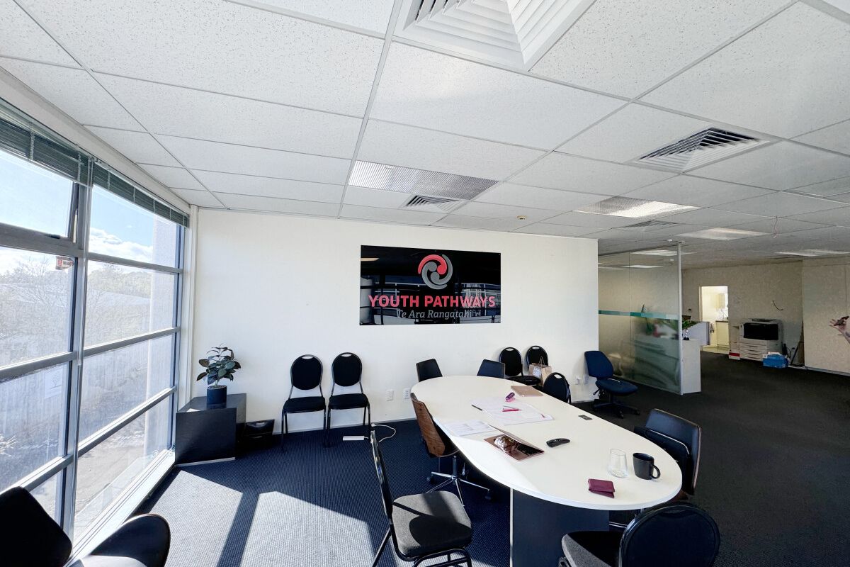 Leslie Hills Office/Ticks All Boxes - Vista 4