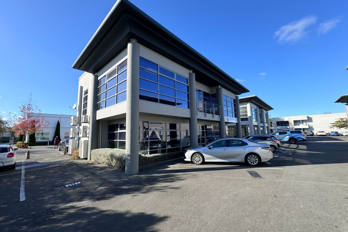 Leslie Hills Office/Ticks All Boxes - Vista 2