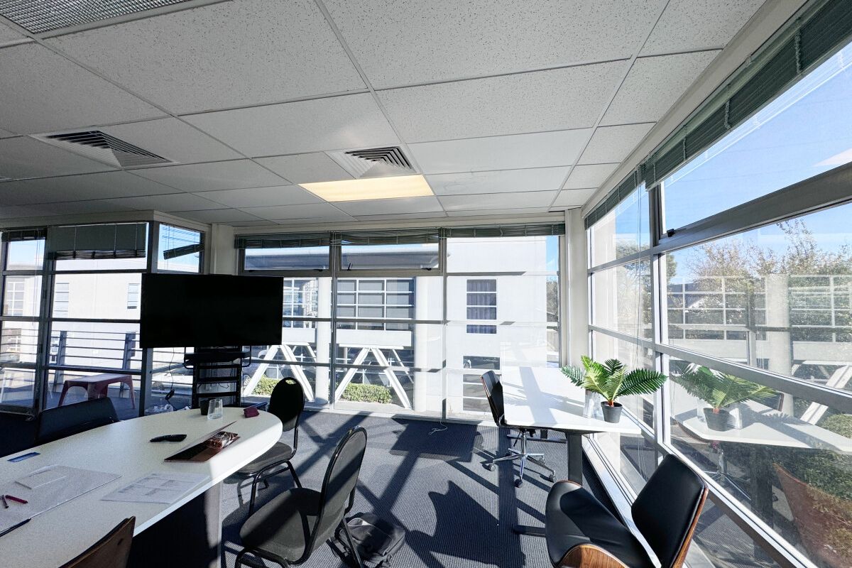 Leslie Hills Office/Ticks All Boxes - Vista 5