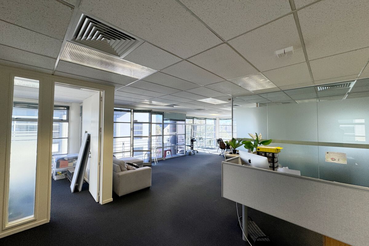 Leslie Hills Office/Ticks All Boxes - Vista 6