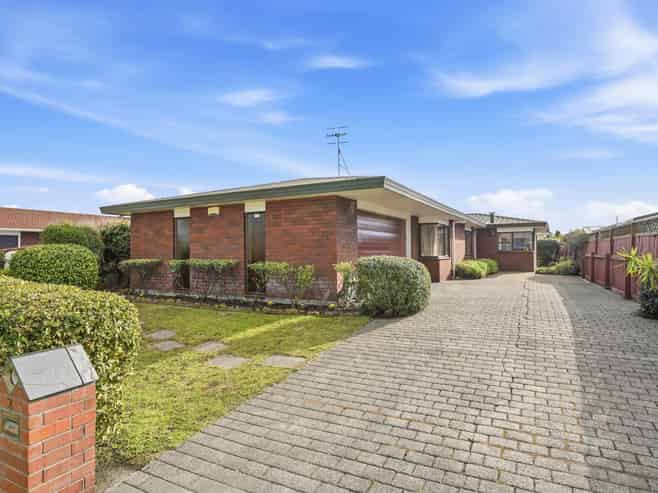 2 Warwick Place, Springvale