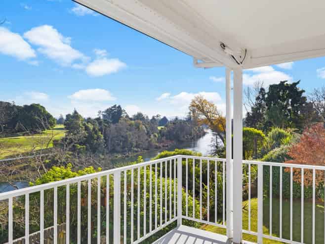913 River Road, Queenwood