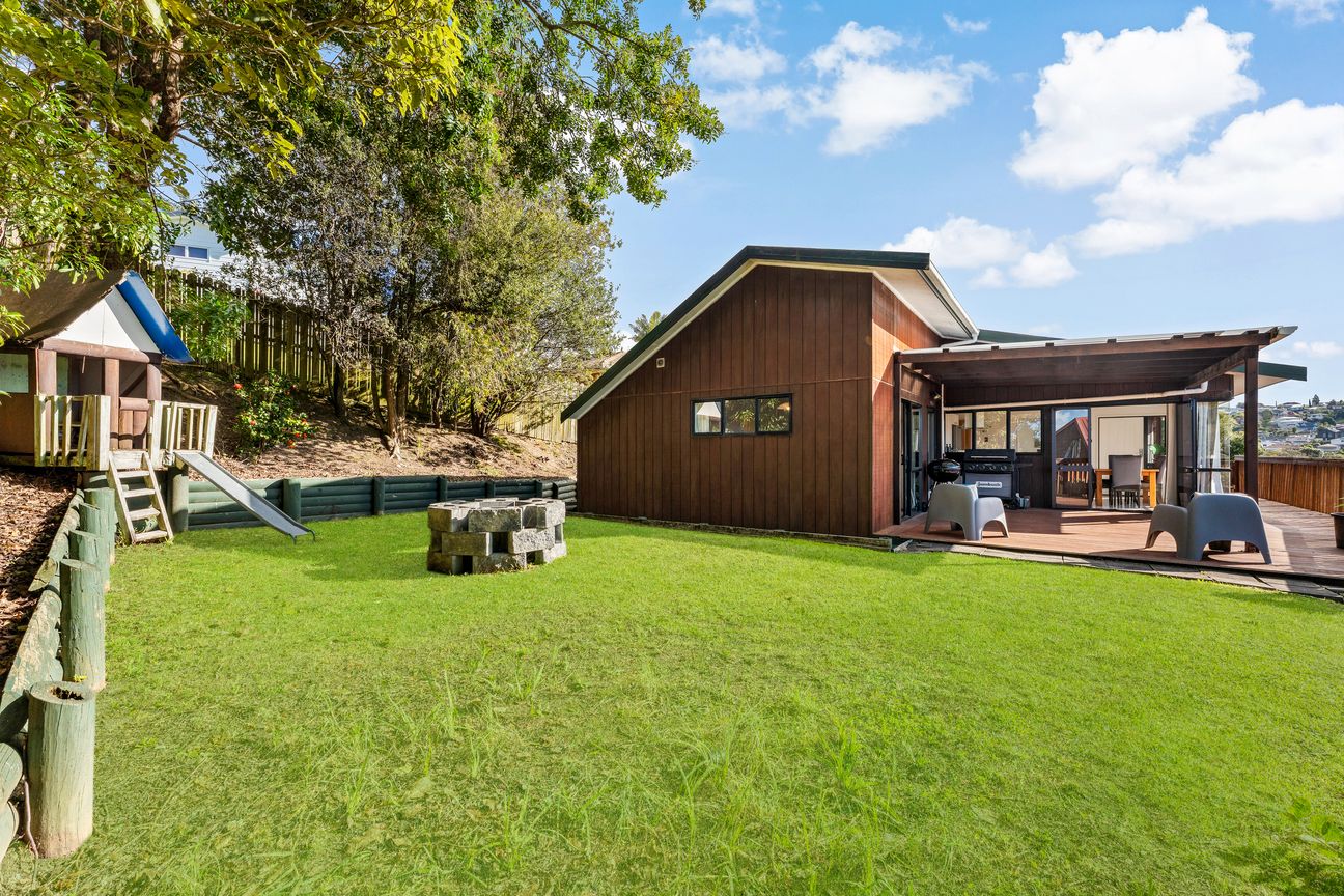Fine Family Living with Plenty of Potential - Widok 2