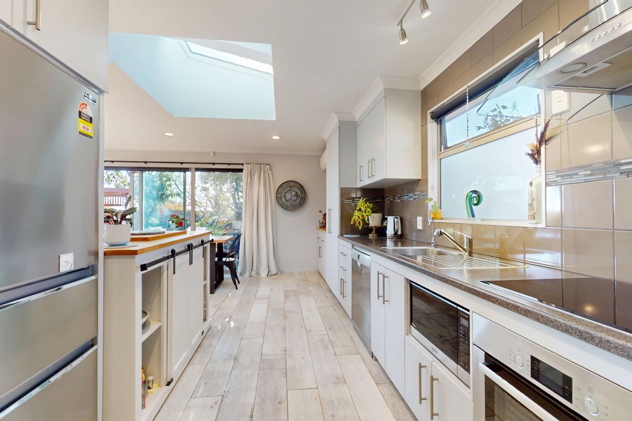 TWO HOMES. ONE TITLE. YOUR MOVE! - Altro