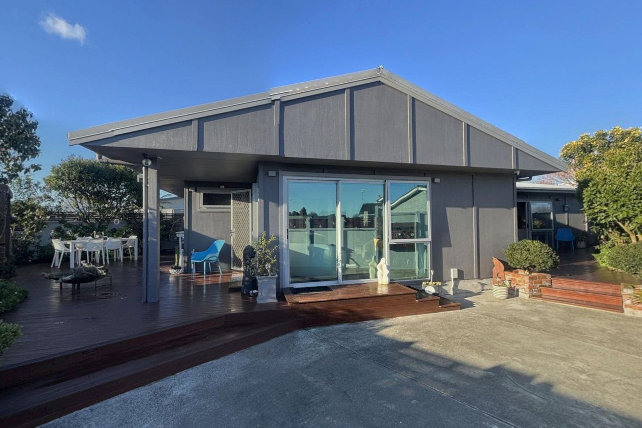TWO HOMES. ONE TITLE. YOUR MOVE! - Vista 2