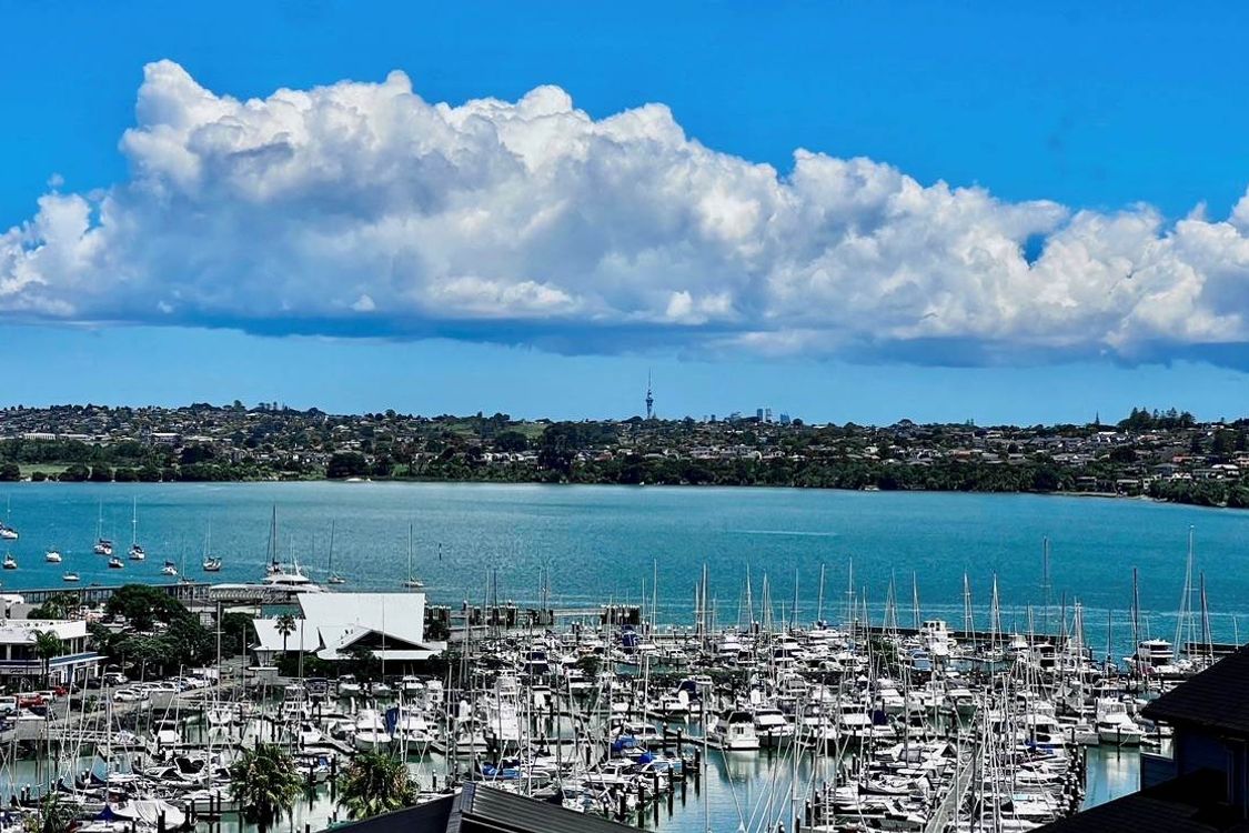 Commanding Panoramic Marina, Sea & Sky Tower Views - Mehr