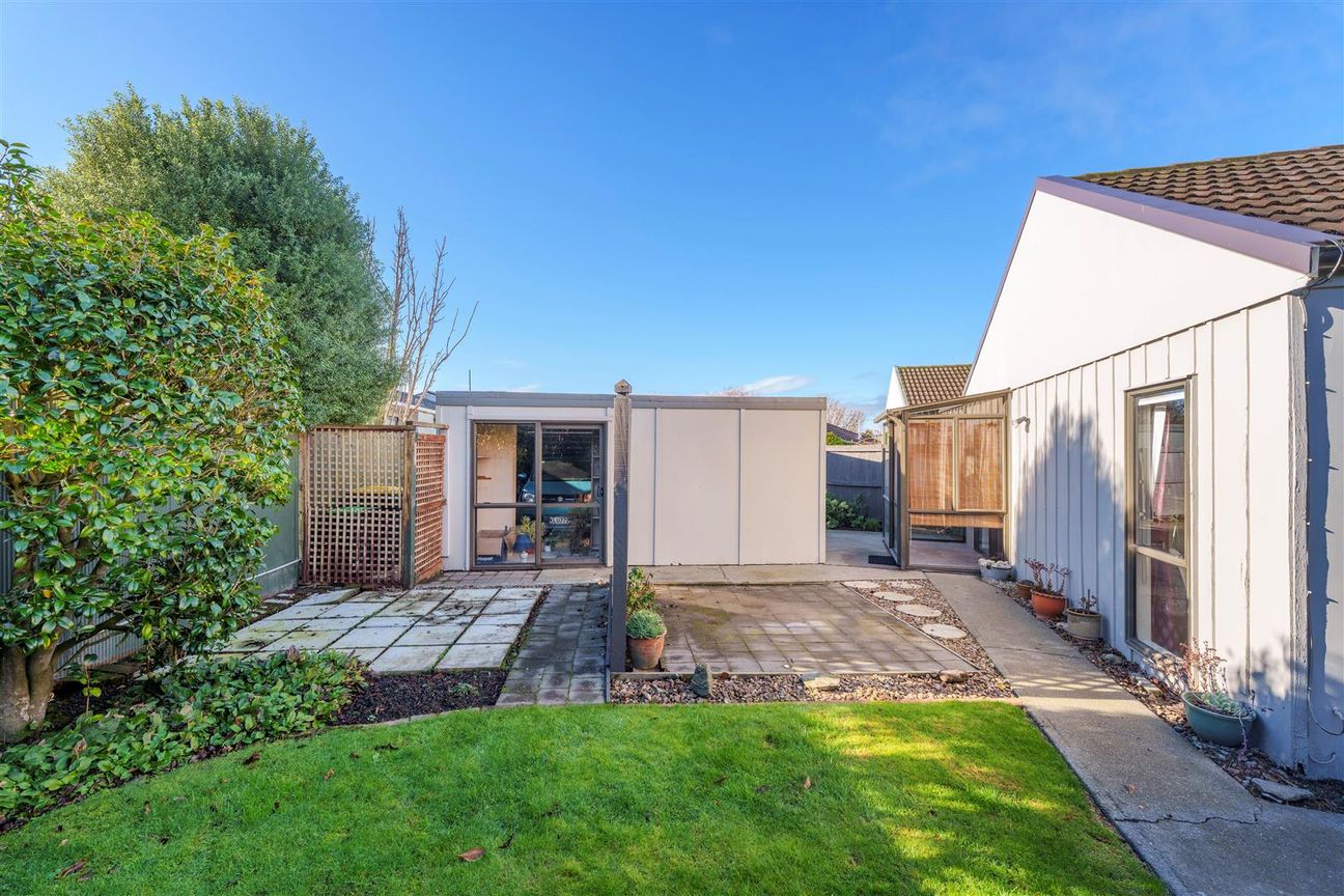 Superb Location Plus Double Garaging – pohled 2