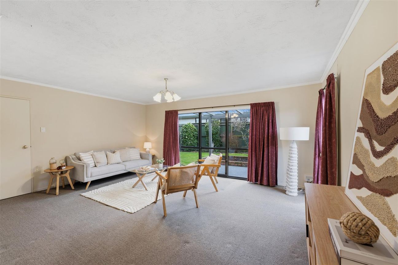 Superb Location Plus Double Garaging – další