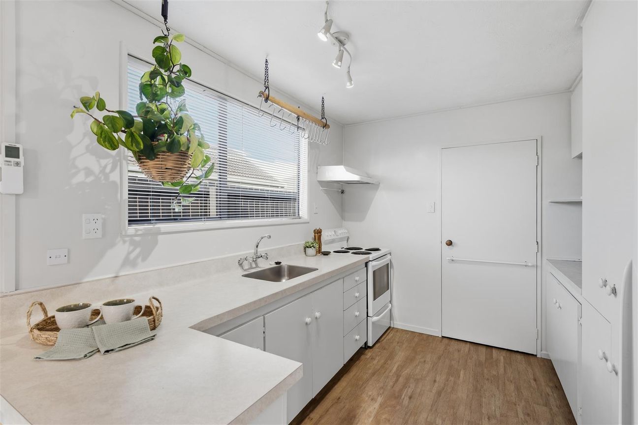 Superb Location Plus Double Garaging – pohled 6