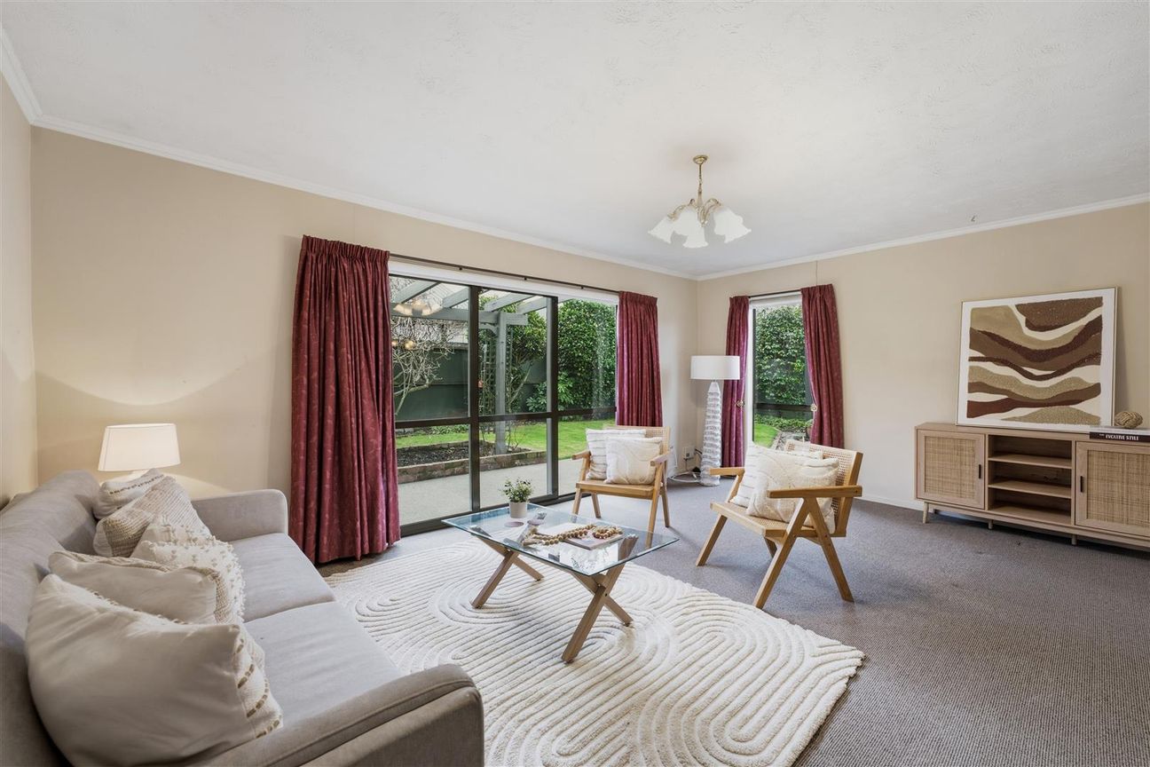 Superb Location Plus Double Garaging – pohled 5