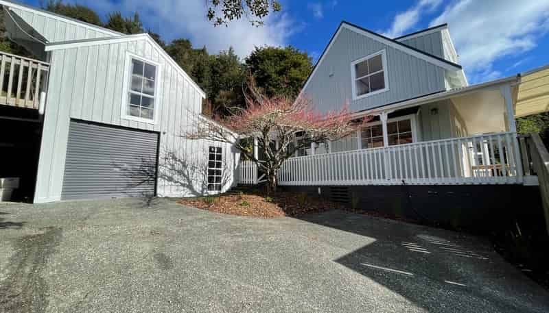 990 Sandspit Road, Sandspit