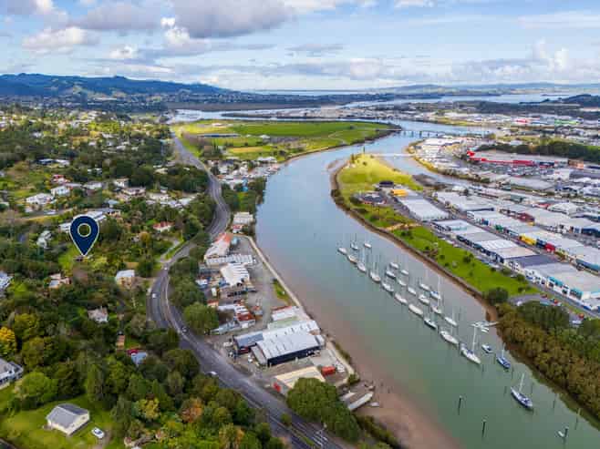  31 Riverside Drive and 4 Punga Grove Avenue, Riverside