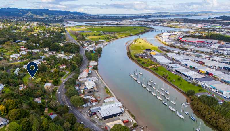  31 Riverside Drive and 4 Punga Grove Avenue, Riverside