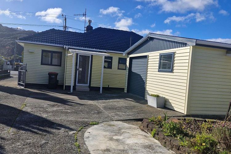 Charming Family Home in Wainuiomata - Vista 4