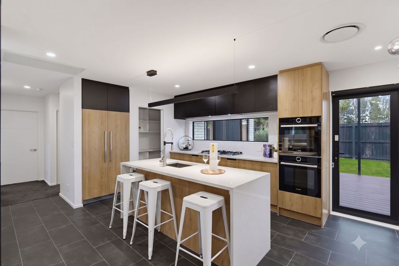 Upgraded Living In Desirable Location! - Vista 3