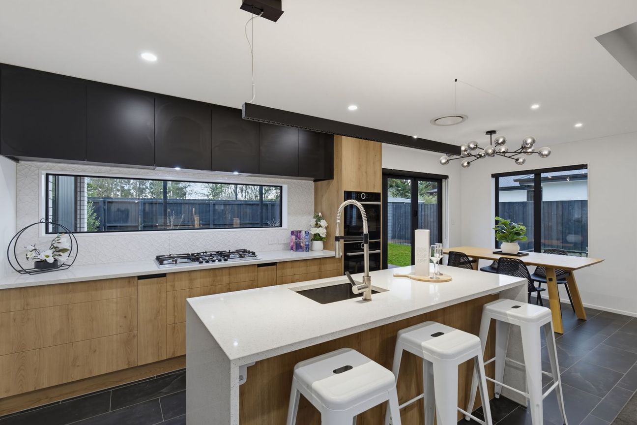 Upgraded Living In Desirable Location! - Altro